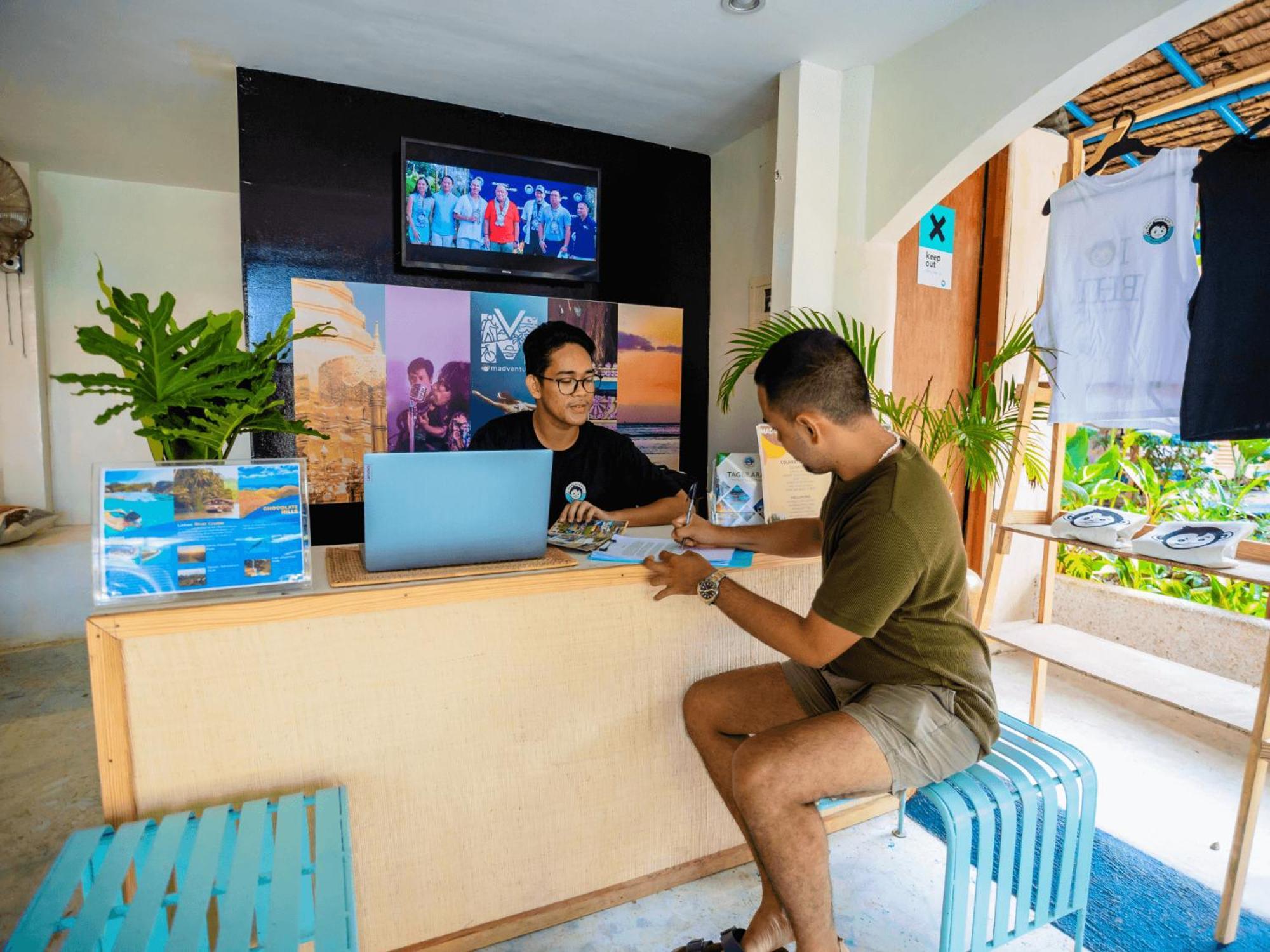 Mad Monkey Panglao Hostel ภายนอก รูปภาพ