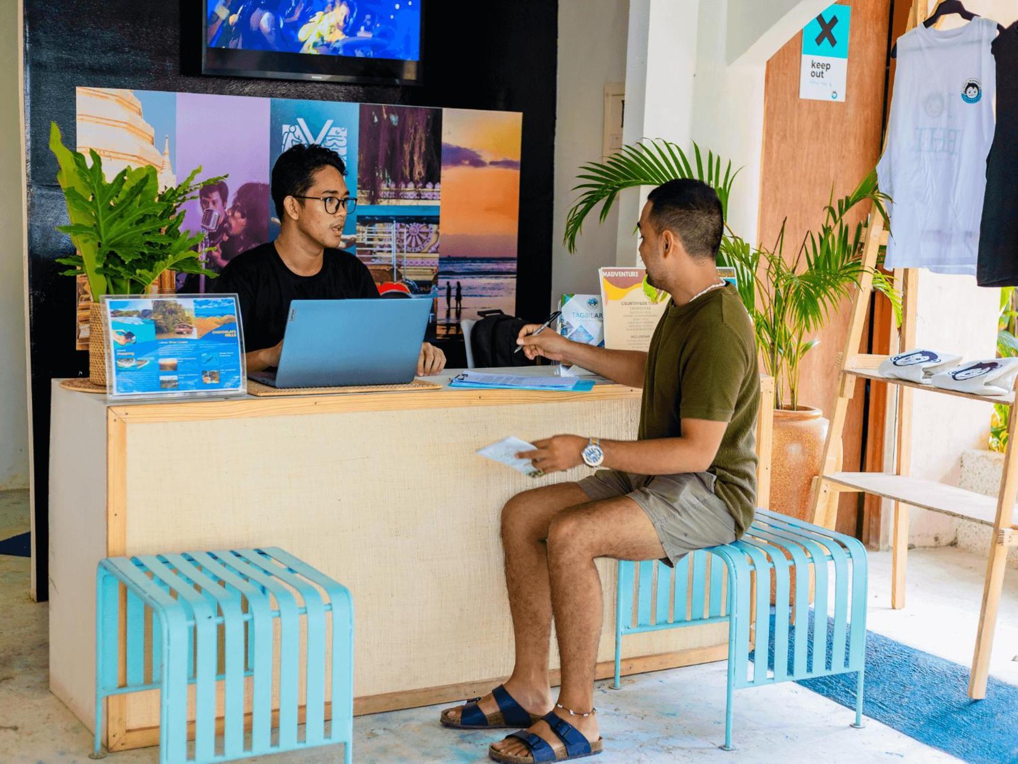 Mad Monkey Panglao Hostel ภายนอก รูปภาพ
